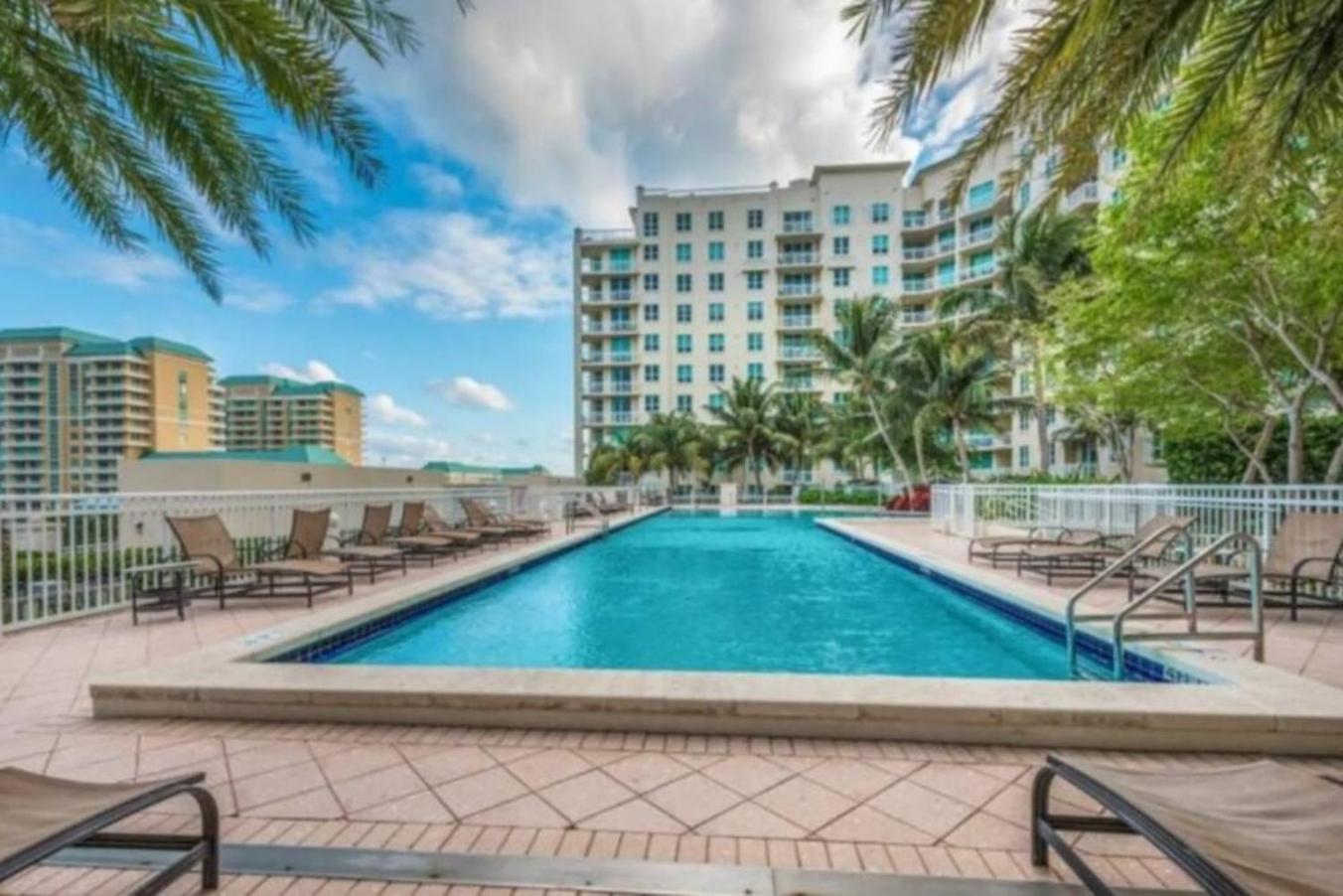 Apartment In Casa Costa Condo!Beach Pass Included Бойнтон-Бич Экстерьер фото